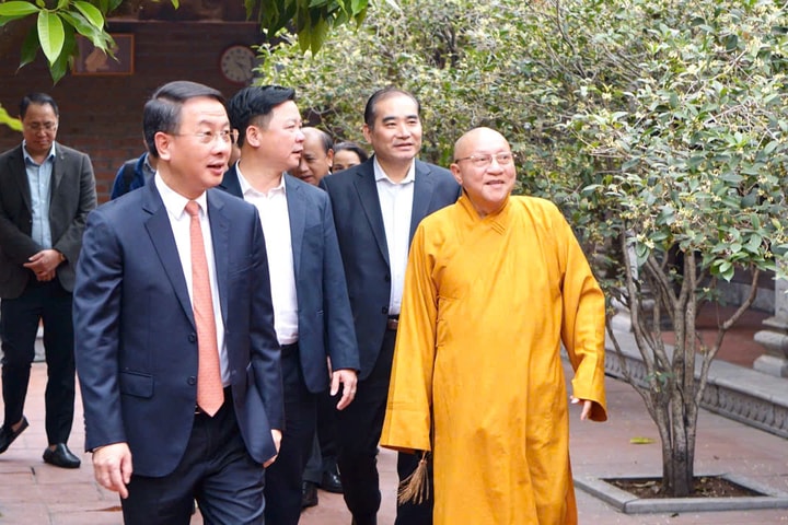 Trưởng ban Nội chính Thành ủy Trần Đình Cảnh thăm, chúc Tết tại chùa Liên Phái và đơn vị công an