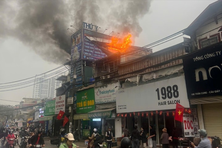 Cháy biển quảng cáo tại tầng 3 nhà dân trên phố Trần Cung