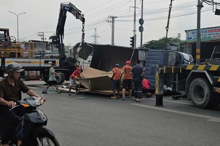Xe tải chở ván gỗ lật trên đường Lê Đức Anh, giao thông ùn tắc nghiêm trọng
