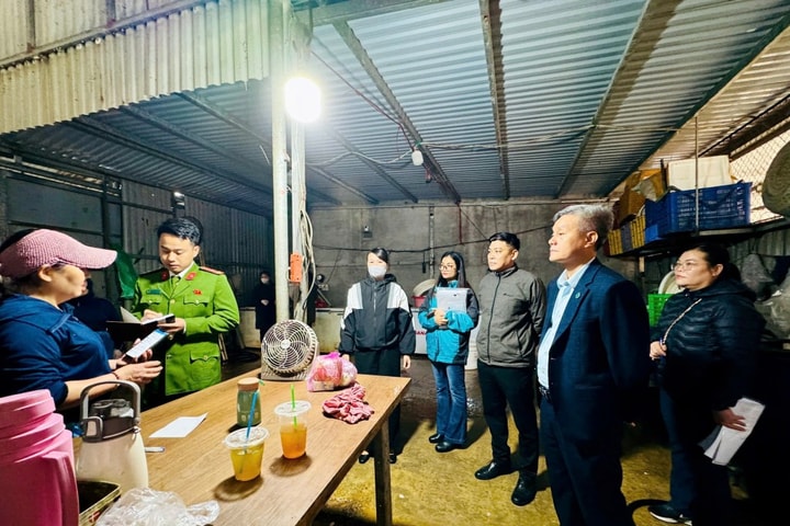 Xã Nam Phù (Hà Nội) Kiểm tra đột xuất các cơ sở kinh doanh thực phẩm dịp cận Tết