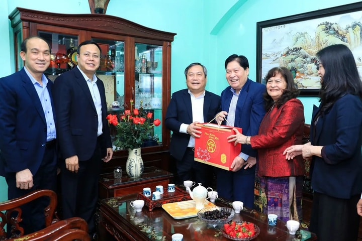 Chủ tịch UBND TP Hà Nội Vũ Đại Thắng thăm, tặng quà người có công tiêu biểu tại phường Ba Đình