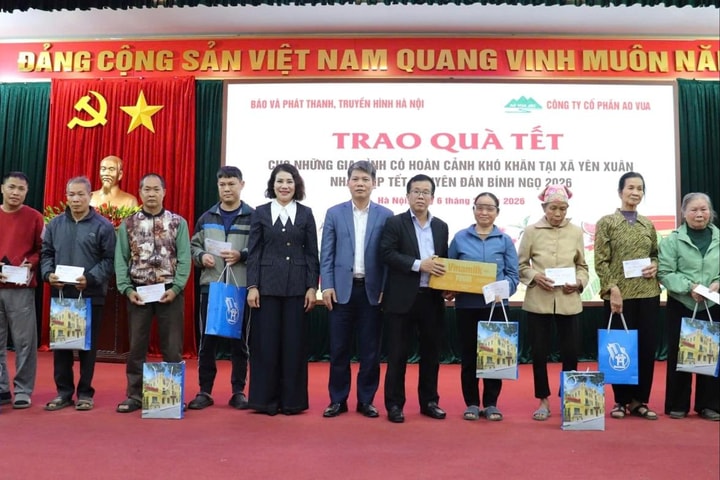 Cơ quan Báo và Phát thanh, Truyền hình Hà Nội, Công ty CP Ao Vua trao quà Tết cho các gia đình khó khăn tại Phú Cát và Yên Xuân