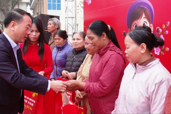 Trưởng ban Nội chính Thành ủy Hà Nội Trần Đình Cảnh dự chương trình “Tết nhân ái” xuân Bính Ngọ tại xã Ứng Hoà