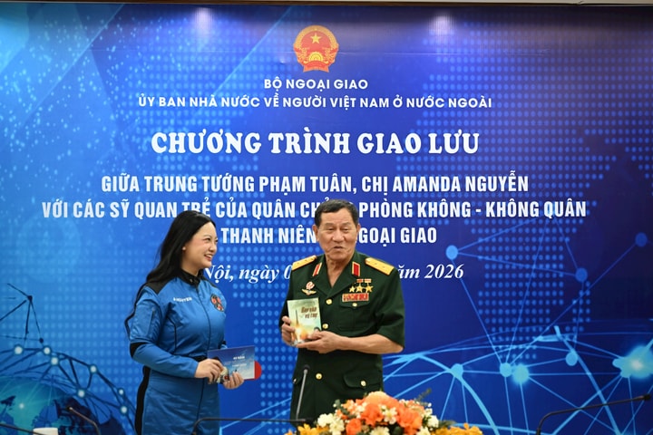 Khát vọng vươn ra không gian từ hai thế hệ người Việt Nam