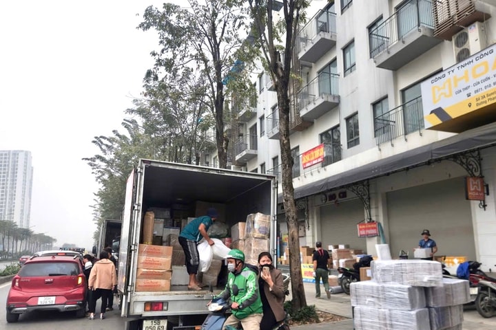 Trung chuyển hàng hóa trên phố Phạm Tu: Vi phạm kéo dài, chưa xử lý dứt điểm