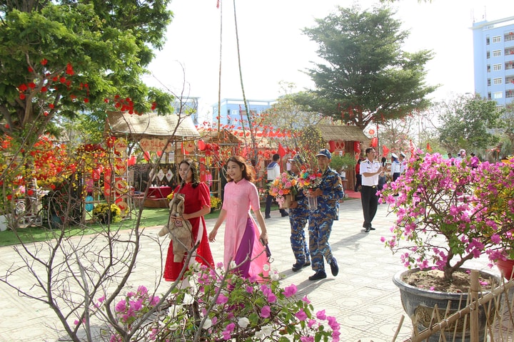Rộn ràng chương trình “Xuân chung tay giữ biển, Tết thắm tình quân dân”