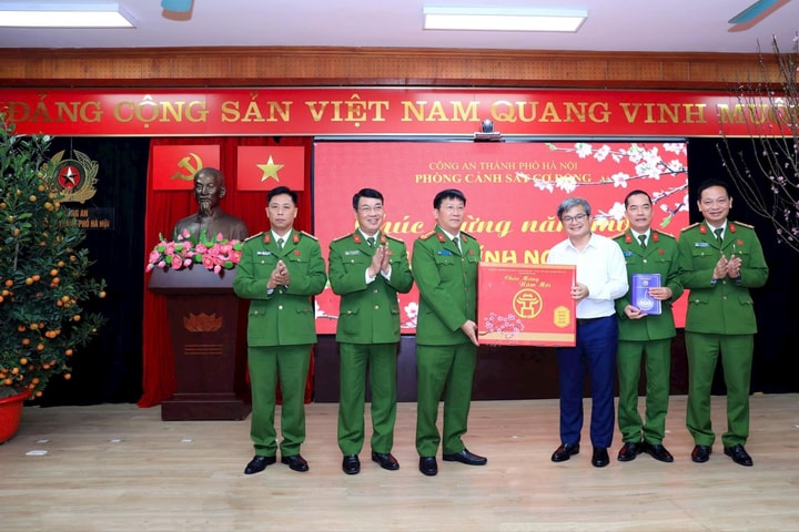 Phó Chủ tịch UBND TP Hà Nội Trương Việt Dũng chúc Tết lực lượng Công an Thủ đô