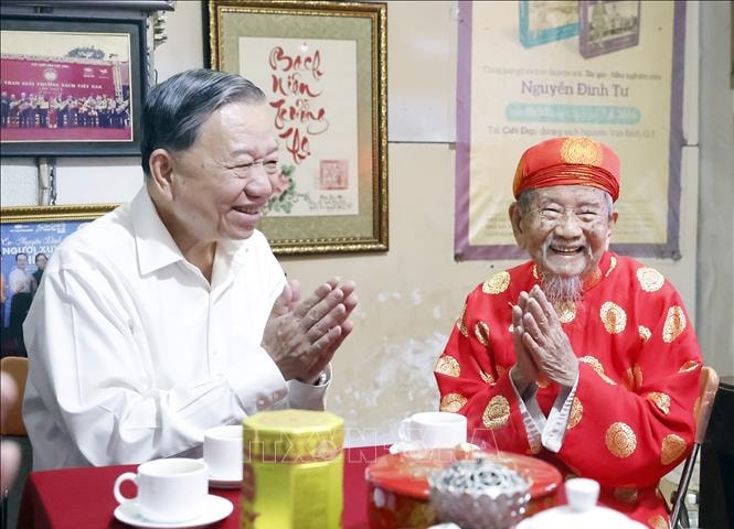 Tổng Bí thư Tô Lâm đến thăm, chúc Tết nhà nghiên cứu Nguyễn Đình Tư