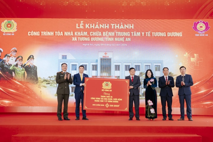 Nghệ An: Sun Group tài trợ gói thiết bị y tế trị giá 12 tỷ đồng cho Trung tâm y tế Tương Dương
