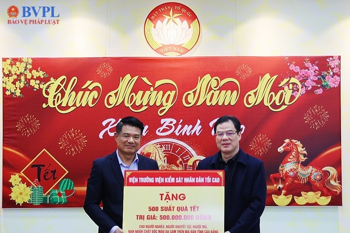 Viện trưởng VKSND tối cao thăm, tặng quà dịp Tết Nguyên đán Bính Ngọ tại tỉnh Cao Bằng