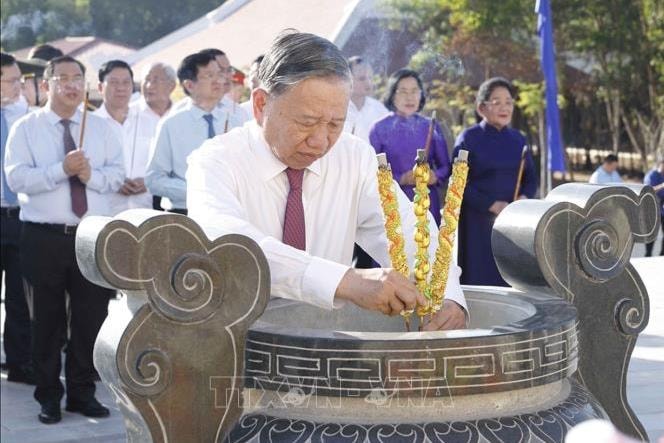 Tổng Bí thư Tô Lâm dâng hương tại Tây Ninh và thành phố Hồ Chí Minh