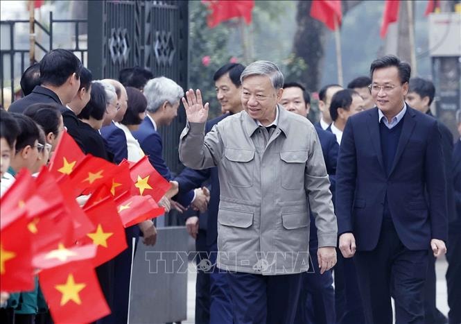 Tổng Bí thư Tô Lâm dâng hương tưởng niệm các đồng chí lãnh đạo tiền bối
