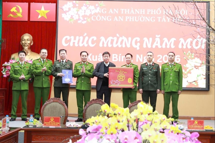 Phó Chủ tịch Thường trực UBND thành phố Dương Đức Tuấn chúc Tết các đơn vị