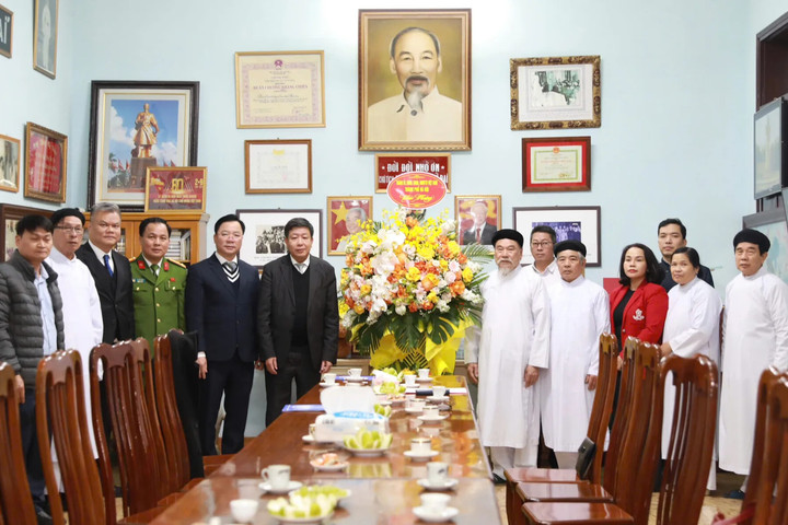 Phó Chủ tịch Thường trực UBND TP Hà Nội Dương Đức Tuấn chúc Tết Họ đạo Cao Đài Thủ đô và Công an phường Tây Hồ