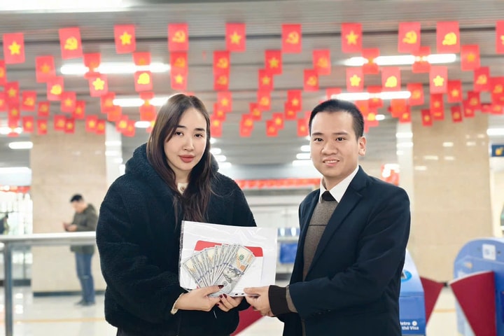 Hanoi Metro trao trả tài sản thất lạc với giá trị lớn cho hành khách