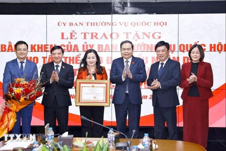 Chủ tịch Quốc hội Trần Thanh Mẫn trao Bằng khen tặng Báo Đại biểu nhân dân