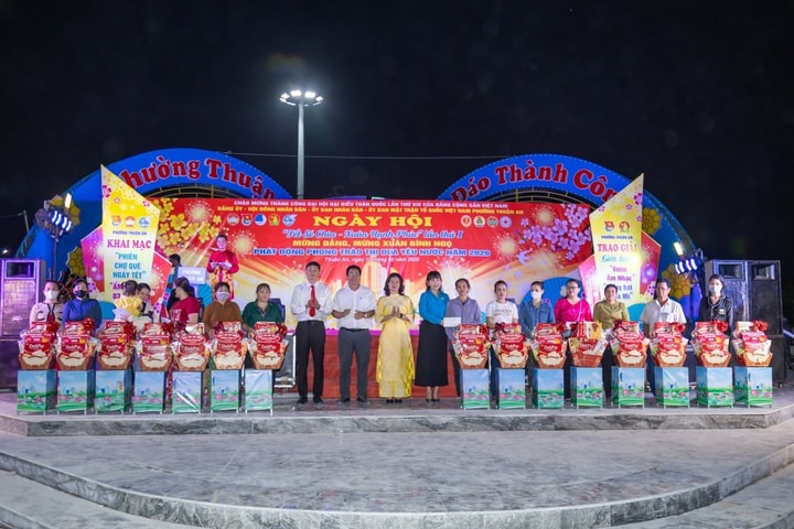 Phường Thuận An, TP Hồ Chí Minh Trao 800 phần quà “Tết nghĩa tình - Xuân hạnh phúc” cho người dân khó khăn