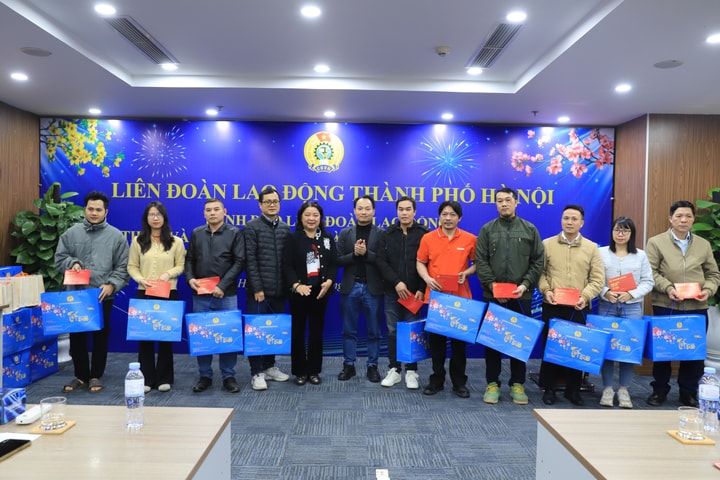 LĐLĐ thành phố Hà Nội trao 50 suất quà Tết cho người lao động Công ty FECON