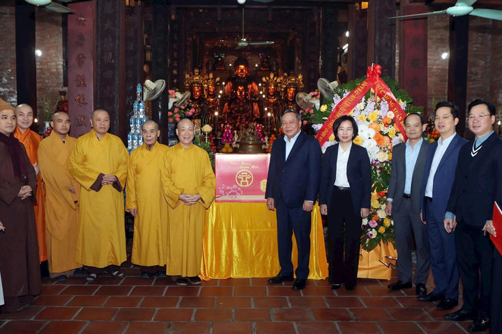 Lãnh đạo Thành phố thăm, chúc Tết Thành hội Phật giáo Hà Nội