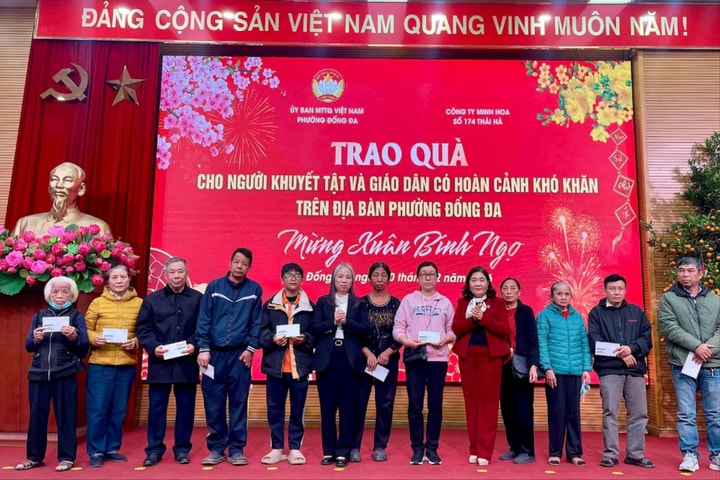 Trao 300 suất quà Tết ấm áp cho người dân khó khăn 5 phường