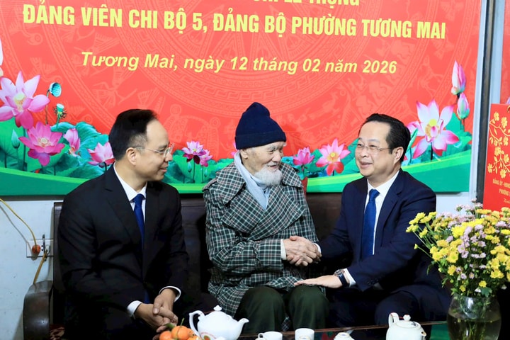 Phó Chủ tịch Thường trực HĐND thành phố Trần Thế Cương trao Huy hiệu 80 năm tuổi Đảng tặng đồng chí Lê Trọng