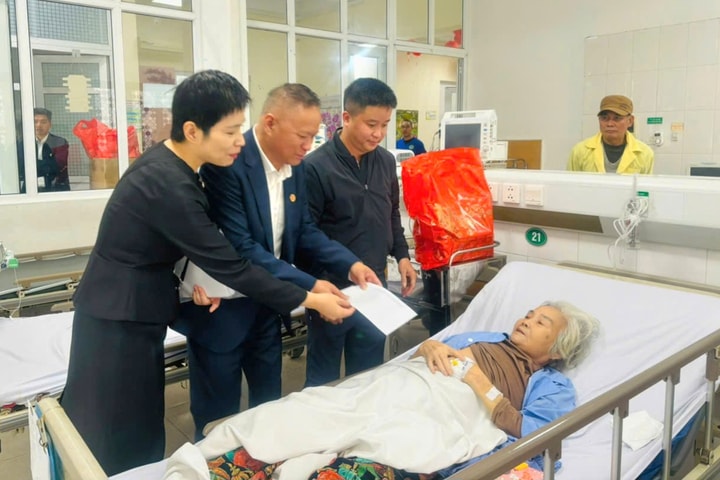 Hội doanh nghiệp Gia Lâm t rao quà Tết cho các bệnh nhân nặng, bệnh nhân có hoàn cảnh khó khăn