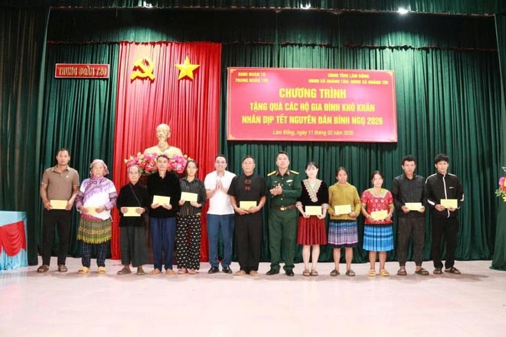 Trung đoàn 720 gặp mặt, tặng 700 suất quà Tết cho người dân