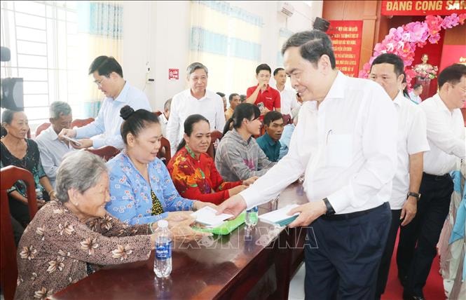 Chủ tịch Quốc hội Trần Thanh Mẫn thăm, chúc Tết và tặng quà các gia đình chính sách, hộ nghèo thành phố Cần Thơ