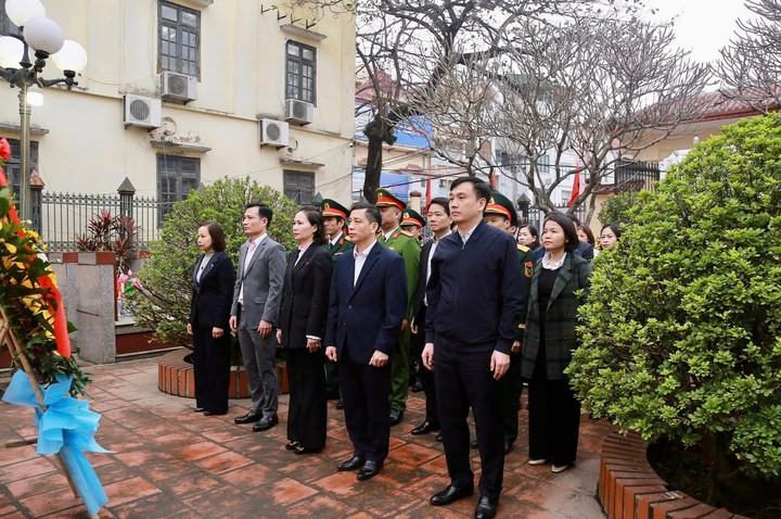 Phường Dương Nội viếng Nghĩa trang liệt sỹ nhân dịp Tết Nguyên đán Bính Ngọ