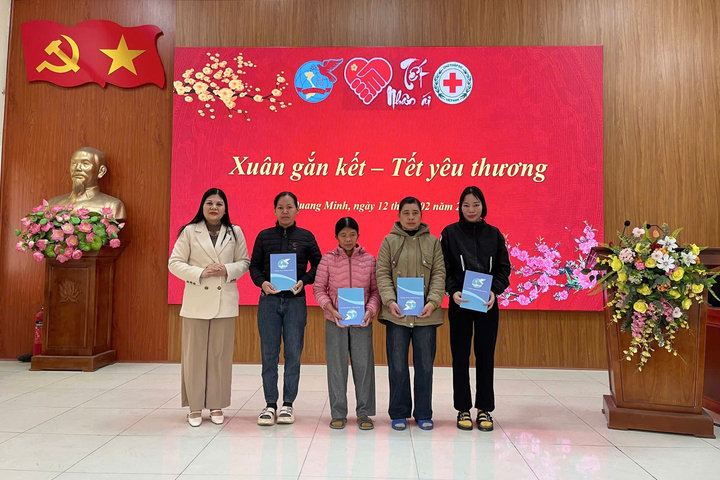 Những suất quà Tết ấm áp đến với trẻ em và hội viên phụ nữ có hoàn cảnh khó khăn xã Quang Minh