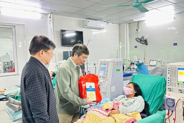 Trao quà Tết tặng bệnh nhân BHYT có hoàn cảnh khó khăn