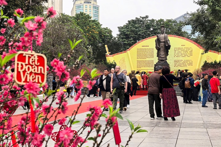 Du khách nô nức check-in không gian hoa xuân Lý Thái Tổ ngày đầu mở cửa