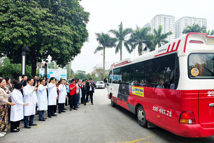Chuyến xe nghĩa tình đưa bệnh nhân về quê ăn Tết