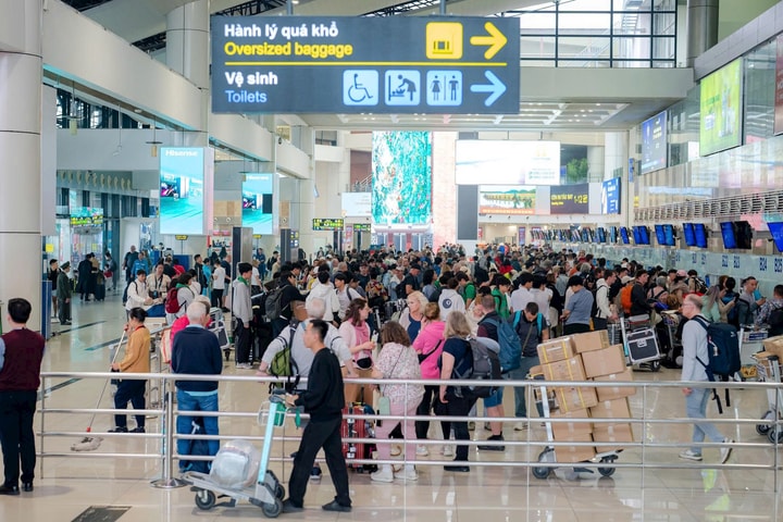 Bến xe, nhà ga, sân bay nhộn nhịp trong chiều cuối năm