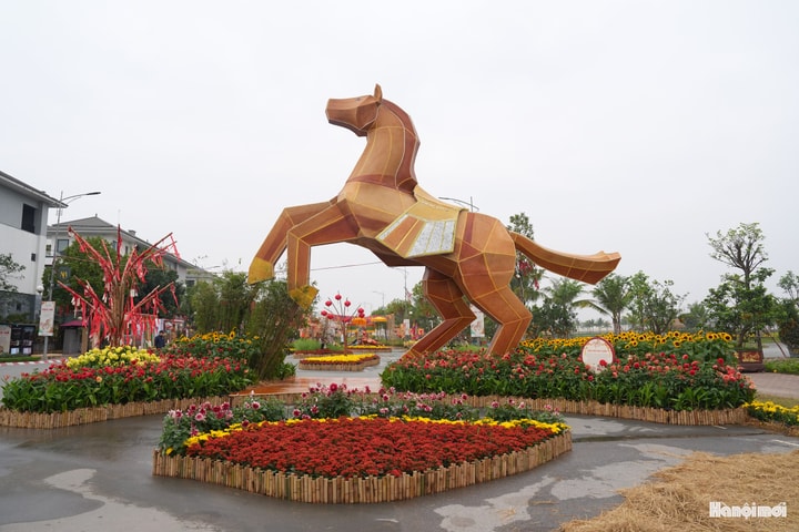 “Phúc Mã Phi Xuân” - Rực rỡ đường hoa Home Hanoi Xuan 2026 trong ngày 27 Tết