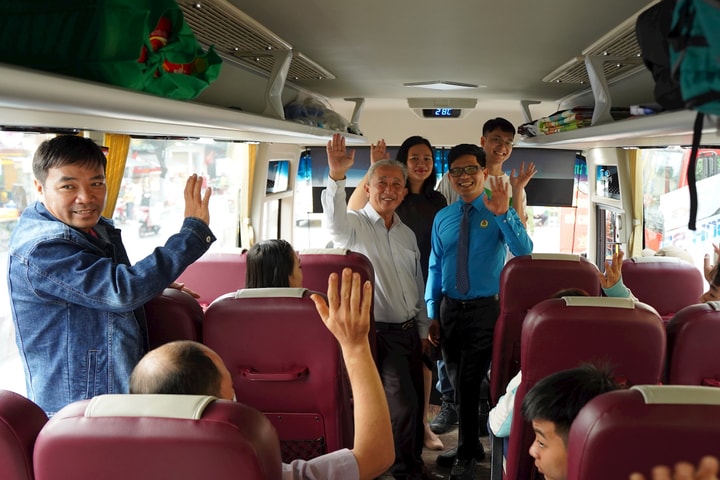 Tặng gần 500 vé xe cho người lao động về quê đón Tết