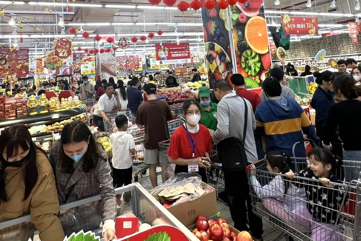 Siêu thị tăng giờ bán, người mua tấp nập