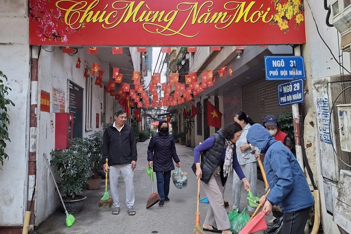 Nhân dân Ngọc Hà làm đẹp phố phường đón Tết