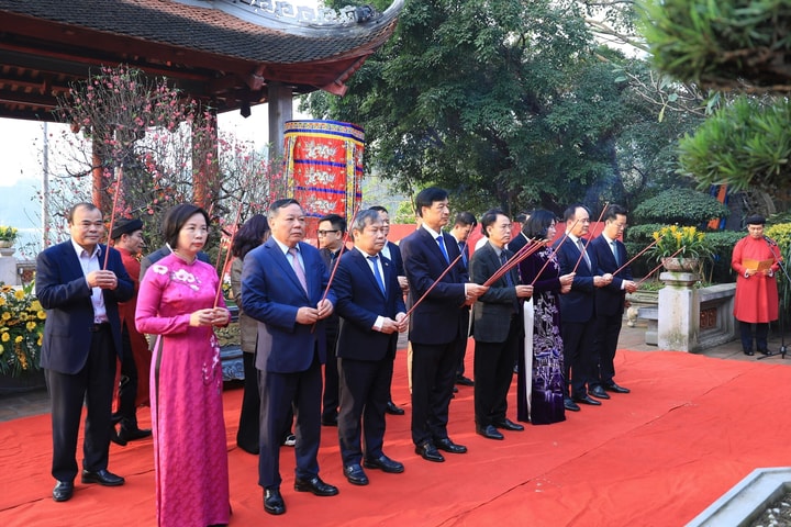 Lãnh đạo TP Hà Nội dâng hương tưởng nhớ các vị liệt tổ, liệt tông và Chủ tịch Hồ Chí Minh