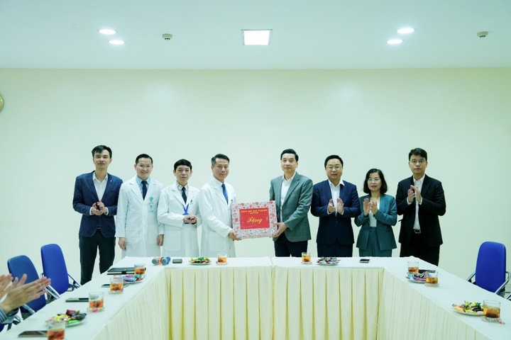 Lãnh đạo xã Gia Lâm thăm, chúc Tết các đơn vị trên địa bàn