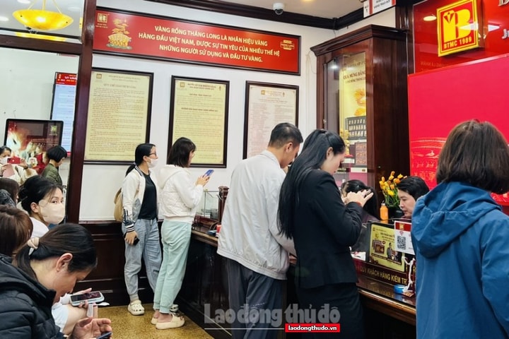 Giá vàng tăng mạnh trong ngày 27 Tết, “nhà vàng” bán theo phiếu chờ