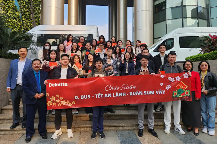 "Chuyến xe yêu thương" đưa đoàn viên về quê đón Tết