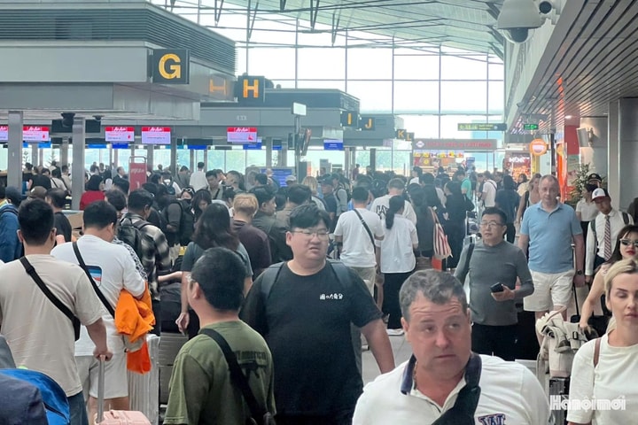 Hành khách tăng mạnh, sân bay và bến xe TP Hồ Chí Minh bước vào cao điểm Tết