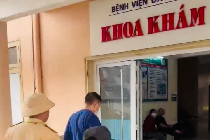 Cảnh sát giao thông đưa tài xế bị đau bụng đi cấp cứu kịp thời trong ngày cận Tết
