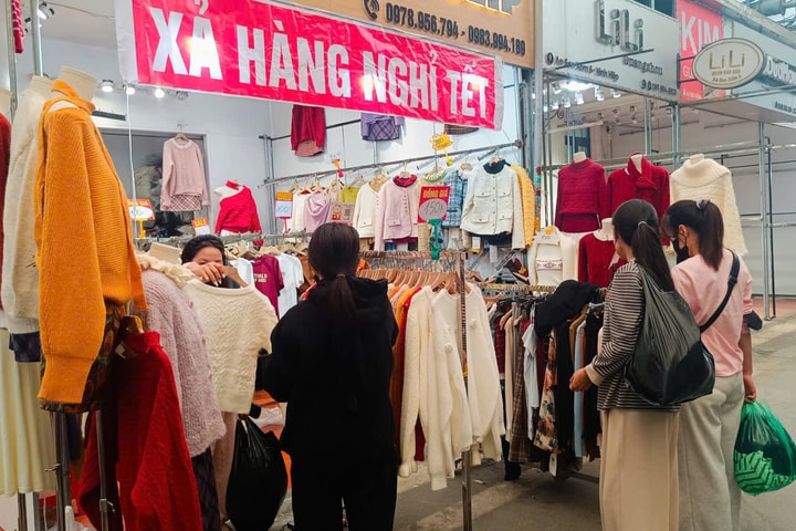 Cận cảnh “thủ phủ thời trang” chợ Ninh Hiệp tấp nập khách lựa chọn xả hàng nghỉ Tết