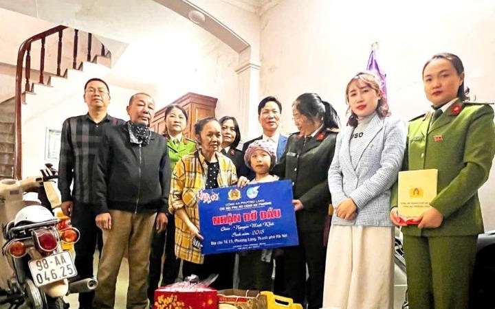 Chi hội Phụ nữ Công an phường Láng nhận đỡ đầu trẻ mồ côi có hoàn cảnh đặc biệt khó khăn