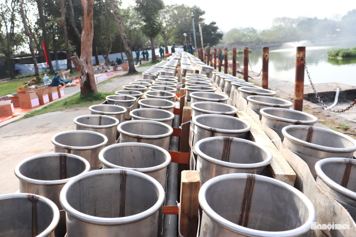 Sẵn sàng trận địa pháo hoa tại hồ Văn Quán