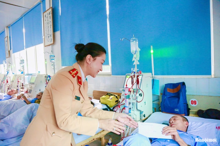 Tặng quà cho bệnh nhân chạy thận trong ngày cận Tết