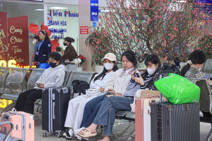 Khách qua bến xe tăng 3-4 lần so với ngày thường