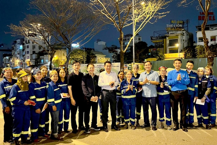 Phường Xuân Đỉnh tặng quà người lao động khó khăn dịp Tết